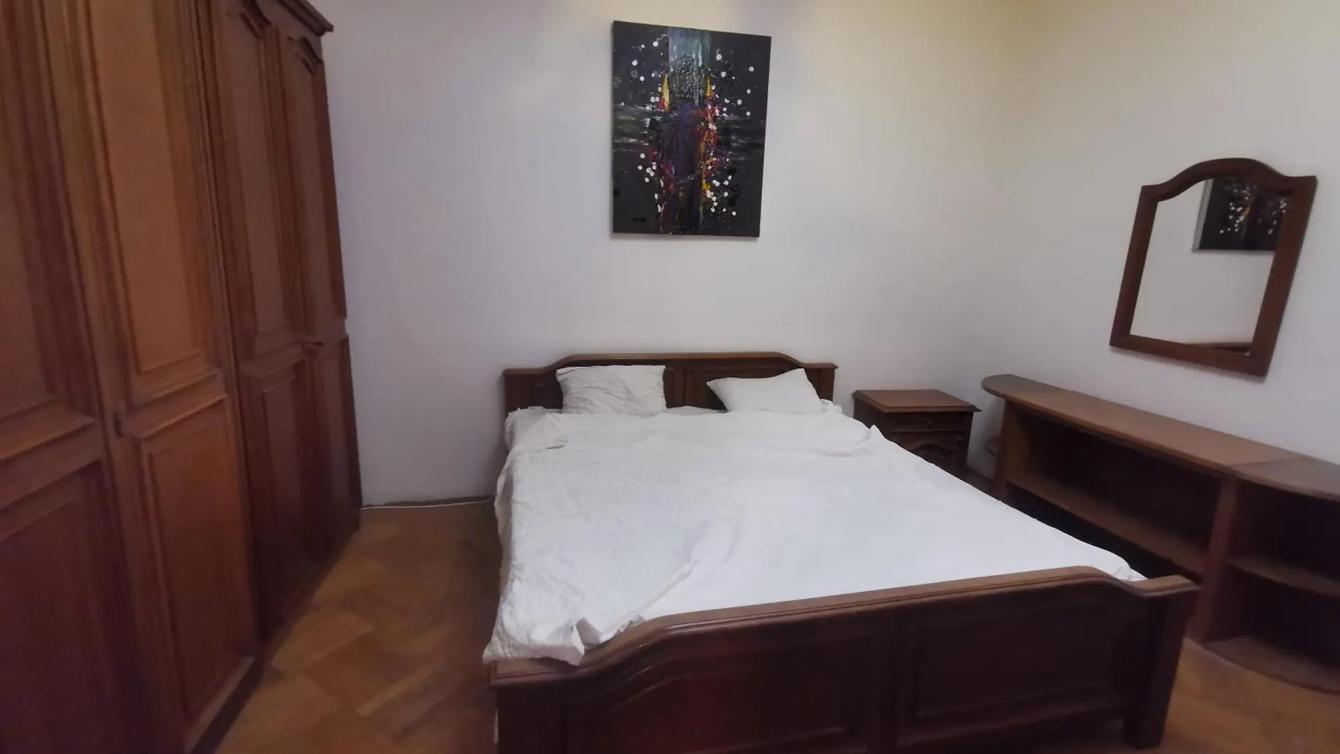 Apartment With 3 Rooms In The City Center Bucareste