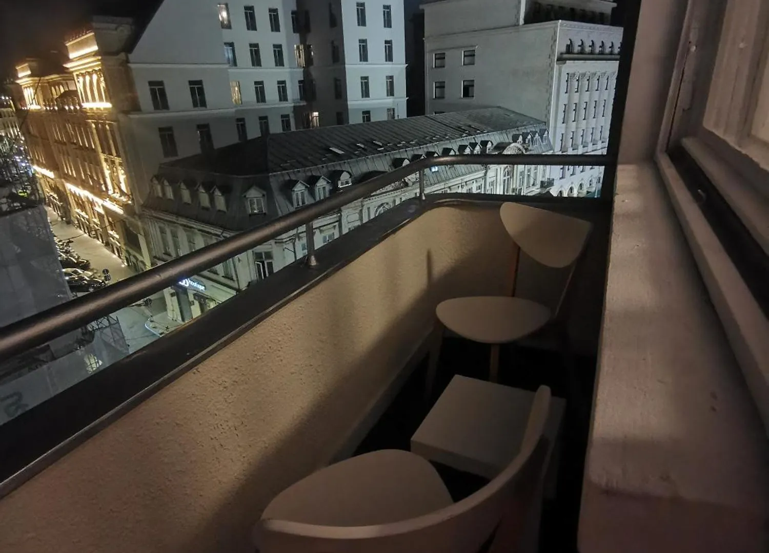 Apartment With 3 Rooms In The City Center Bucareste