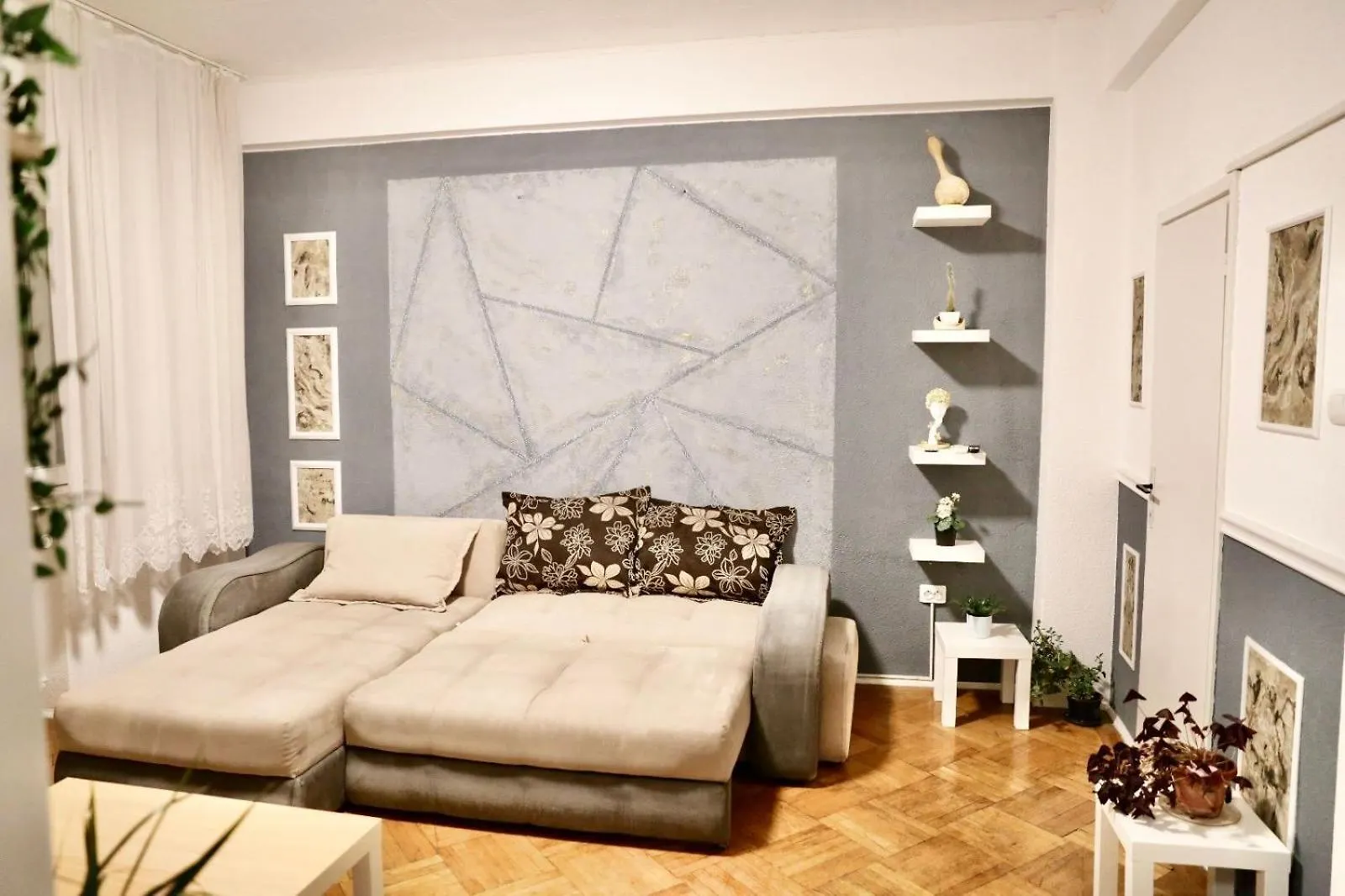 Apartment With 3 Rooms In The City Center Bucareste