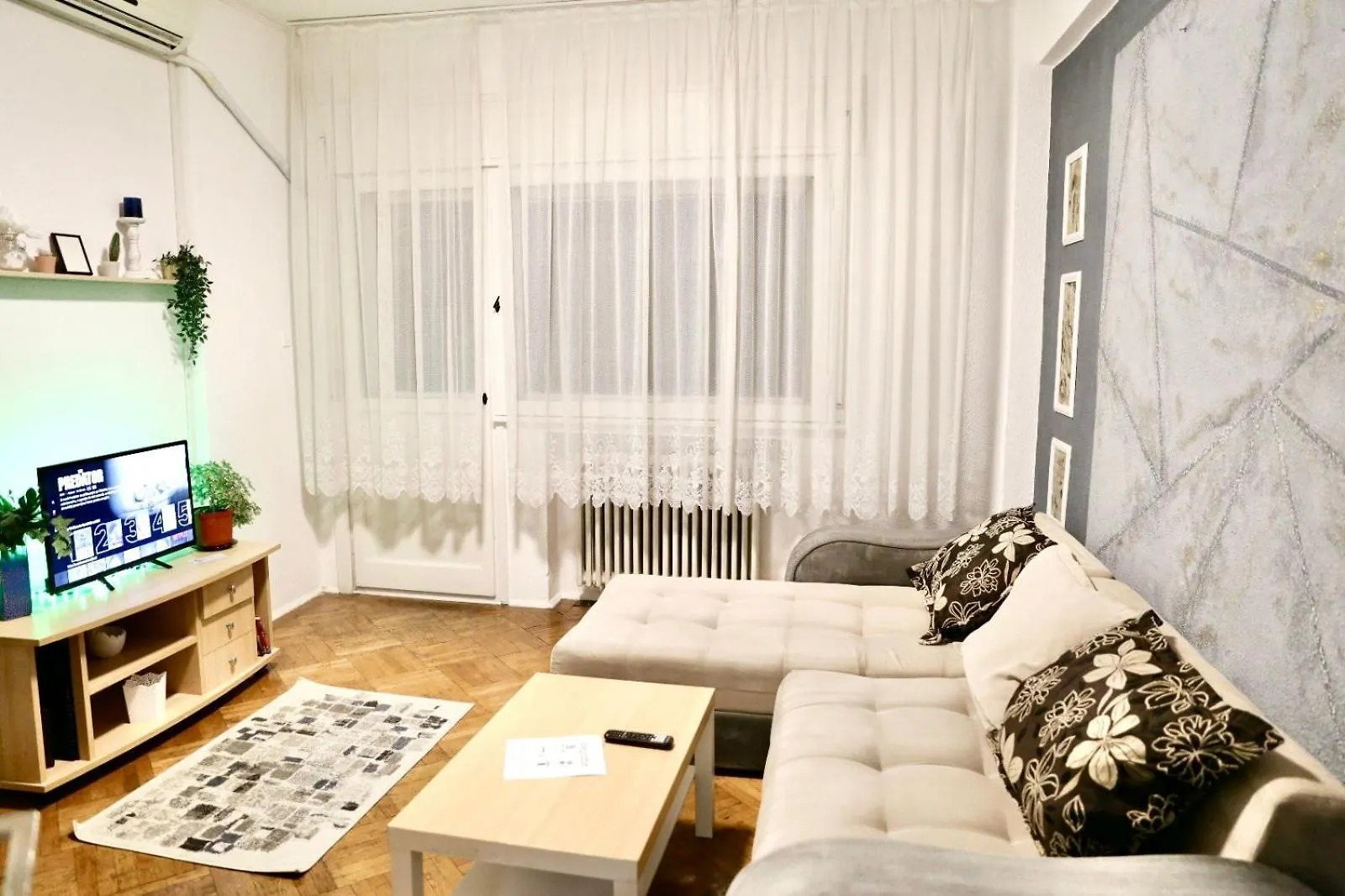 Apartment With 3 Rooms In The City Center Bucareste